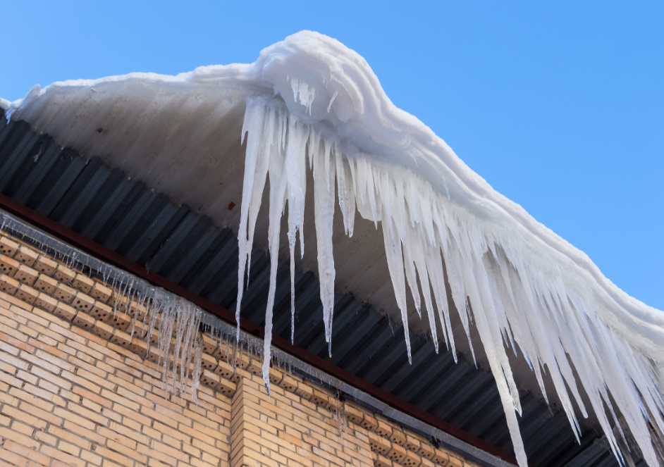 5 Winter Roof Damage Issues Homeowners Need to Know